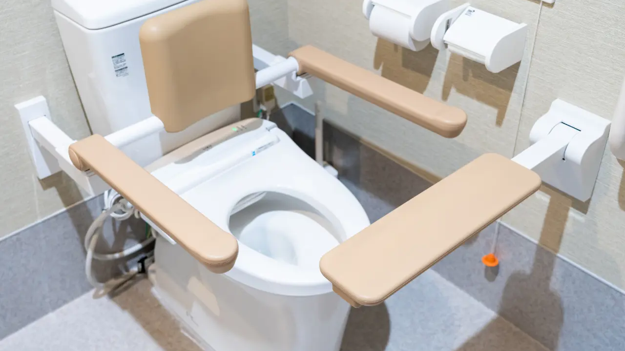 トイレ（開口扉・手すり・手洗いなど）の施工例2